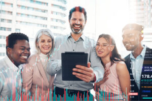 Equipo profesional analizando gráficas de crecimiento financiero y tendencias de pagos digitales en una tableta.