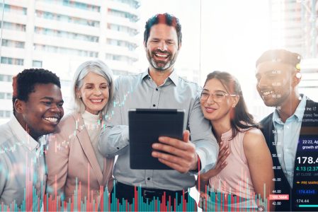 Equipo profesional analizando gráficas de crecimiento financiero y tendencias de pagos digitales en una tableta.